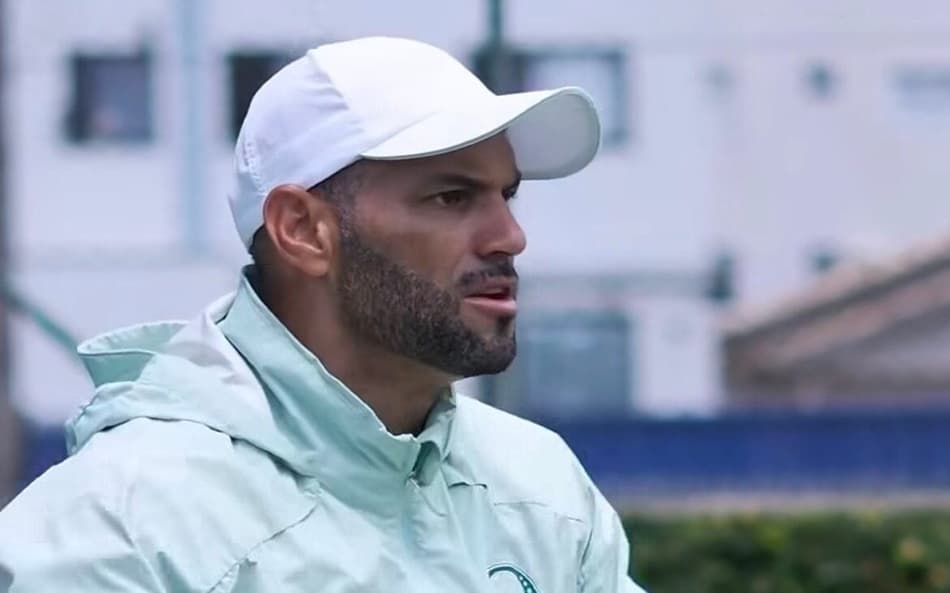 Weverton, goleiro do Palmeiras, treina nas férias