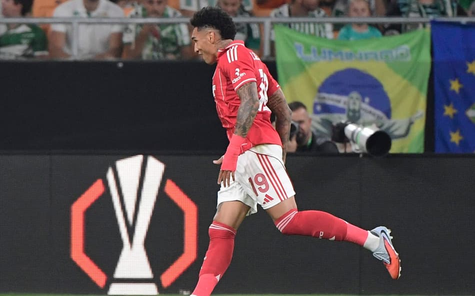 Igor Jesus comemora gol pelo Nottingham Forest contra o Betis, pela Europa League