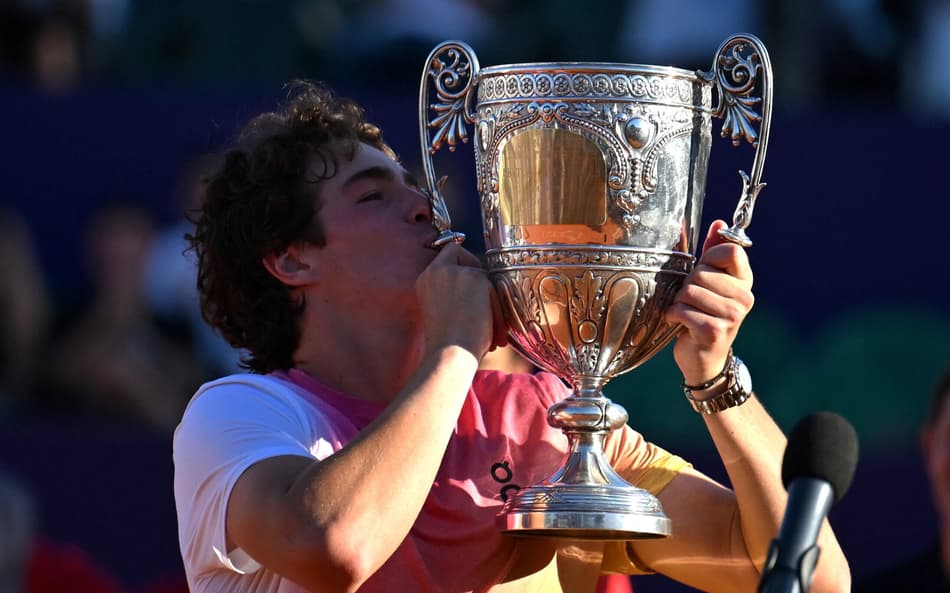 João Fonseca com a taça do ATP de Buenos Aires (foto: Luis ROBAYO / AFP)