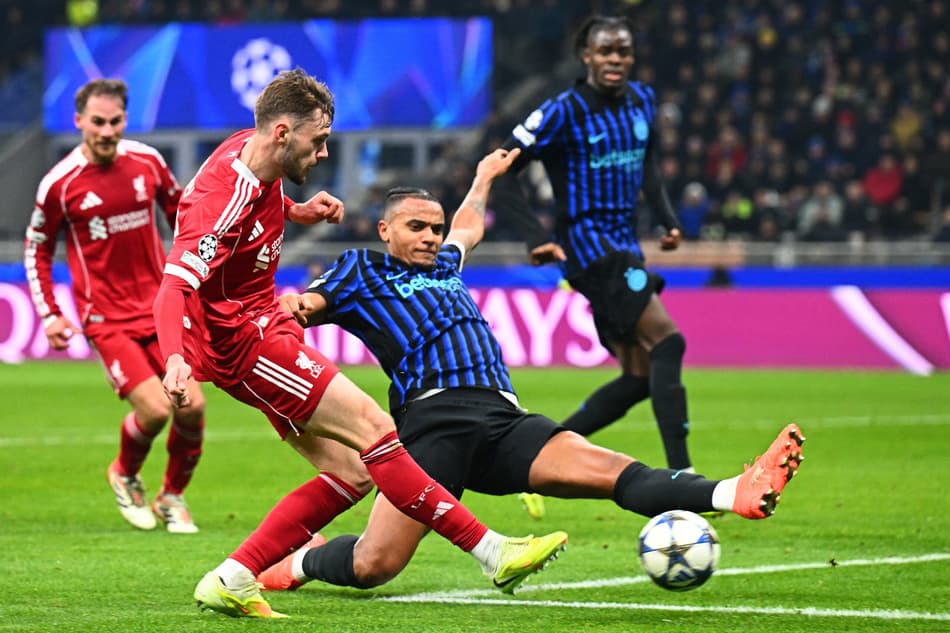 Jogadores da Liverpool e Inter de Milão duelando na Champions League (Foto: Stefano Rellandini/AFP)
