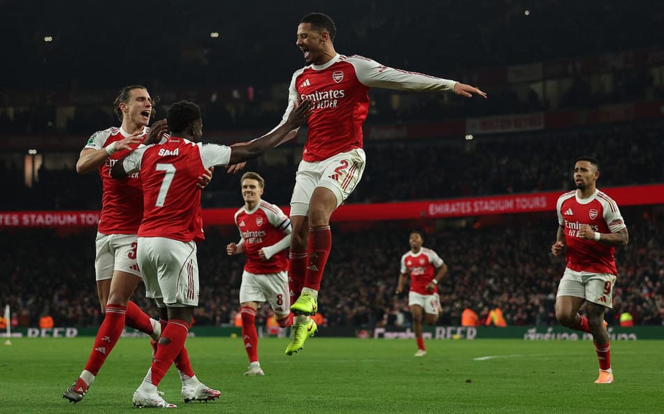 Jogadores do Arsenal comemoram gol sobre o Crystal Palace, pela Copa da Liga Inglesa