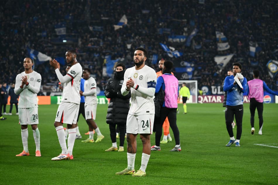 Jogadores do Chelsea aplaudindo a torcida (Foto: Alberto Pizzoli/AFP)