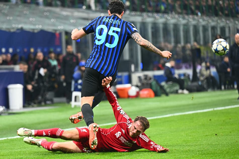 Jogadores do Liverpool e Inter de Milão em disputa