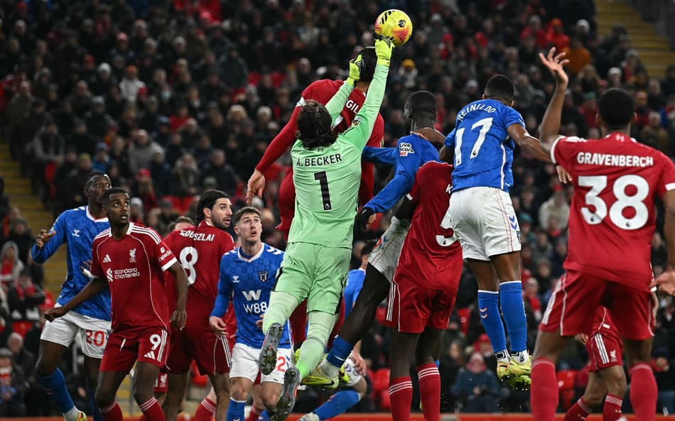 Jogadores do Liverpool e Sunderland no duelo pela bola, na Premier League (Foto: Paul Ellis/AFP)