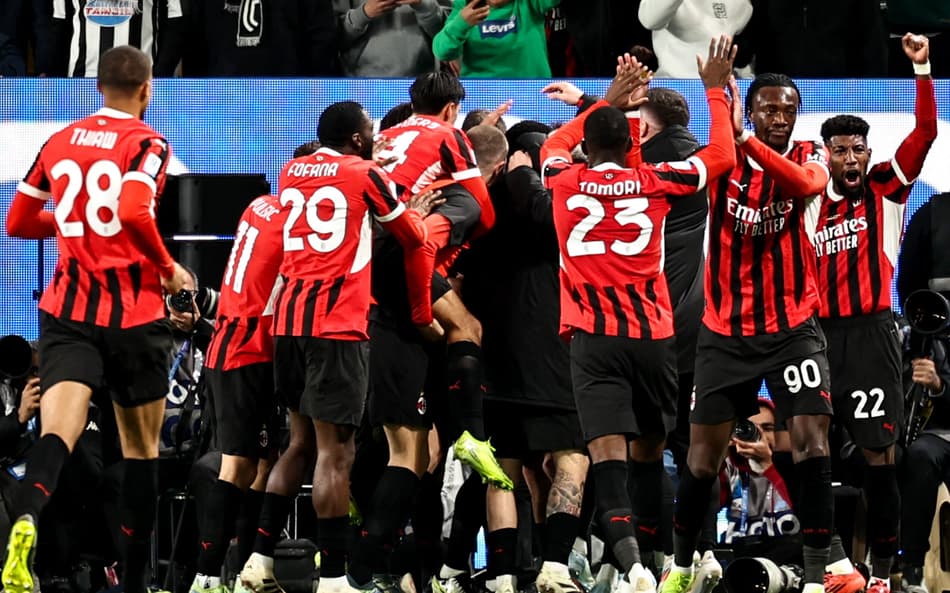 Jogadores do Milan comemora gol da virada sobre a Juventus na semifinal da Supercopa da Itália