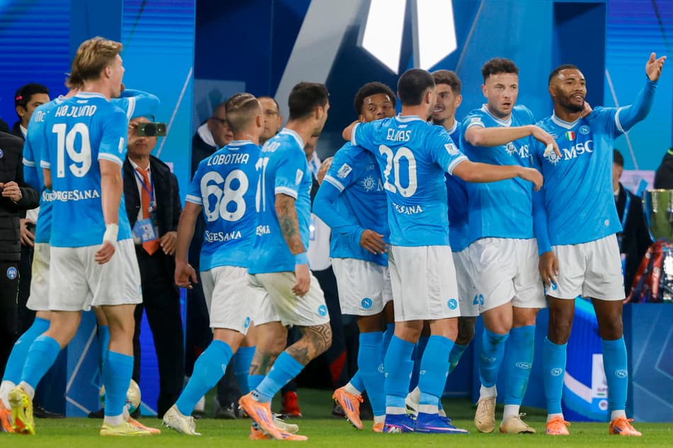 Jogadores do Napoli celebram gol de David Neres sobre o Bologna, na Supercopa da Itália