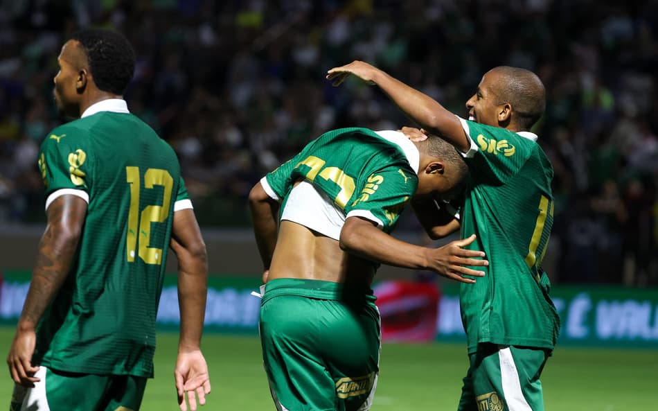 Jogadores do Palmeiras celebram gol sobre o Referência, pela 2ª fase da Copinha