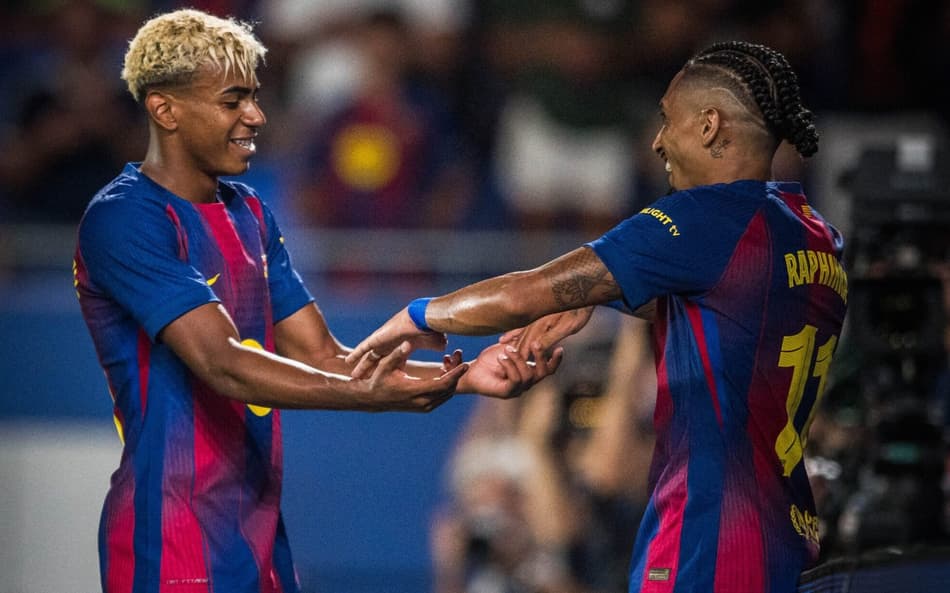 Lamine Yamal e Raphinha comemoram gol marcado pelo Barcelona sobre o Como (Foto: Divulgação/FC Barcelona)