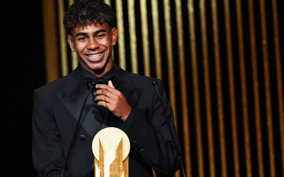 Lamine Yamal recebe o prêmio Kopa de melhor jogador do mundo sub-21