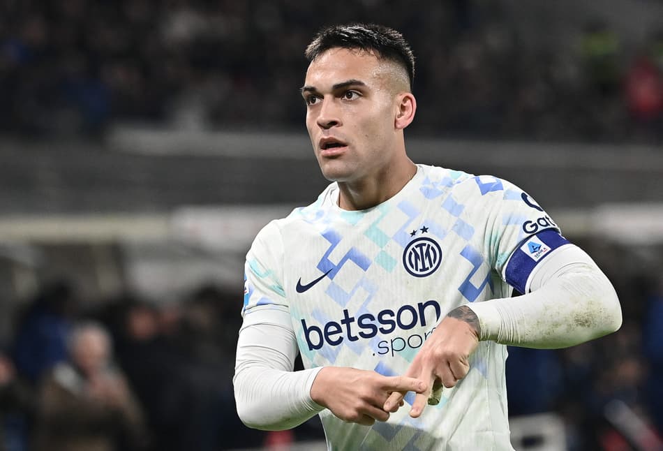 Lautaro Martínez comemorando o gol marcado contra a Atalanta (Foto: Isabella Bonotto/AFP)
