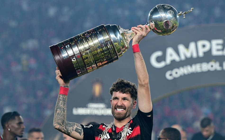 Léo Pereira ergue taça da Libertadores - Flamengo campeão da edição 2025