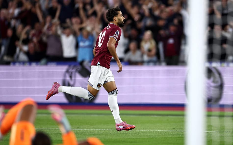 Lucas Paquetá comemora gol marcado pelo West Ham sobre o Chelsea, na Premier League