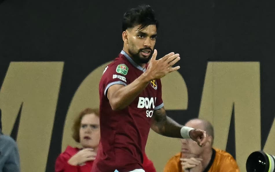 Lucas Paquetá comemora gol marcado pelo West Ham sobre o Wolverhampton, na Copa da Liga Inglesa