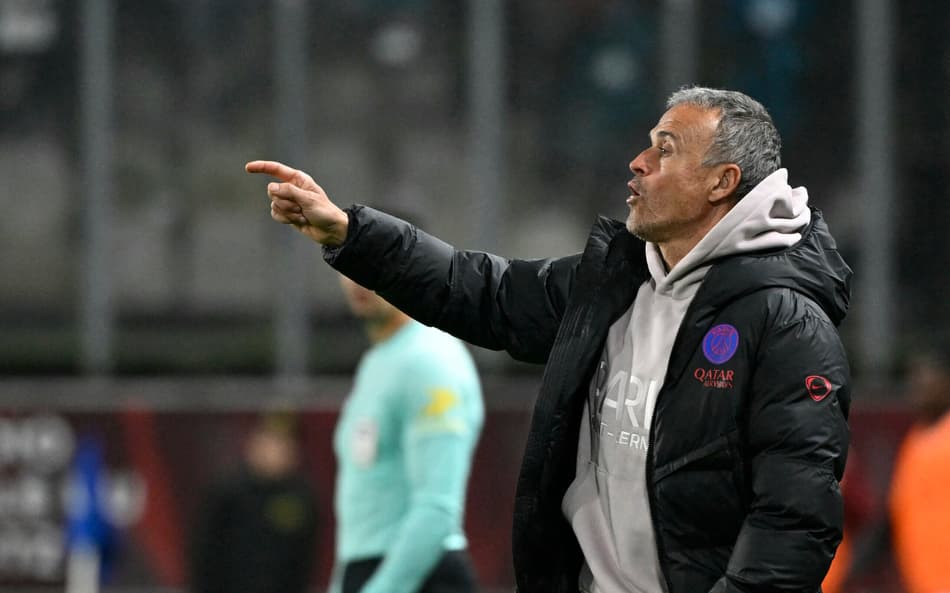 Luis Enrique orienta jogadores do PSG contra o Metz, pela Ligue 1