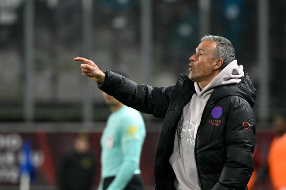 Luis Enrique orienta jogadores do PSG contra o Metz, pela Ligue 1