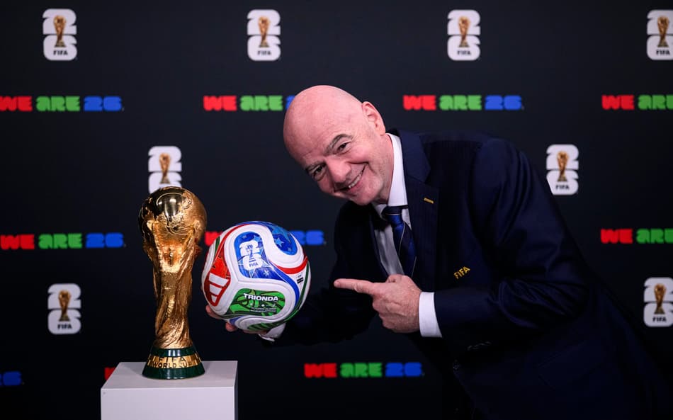Gianni Infantino, presidente da Fifa, com a bola da Copa do Mundo de 2026 (Foto: Divulgação Fifa)
