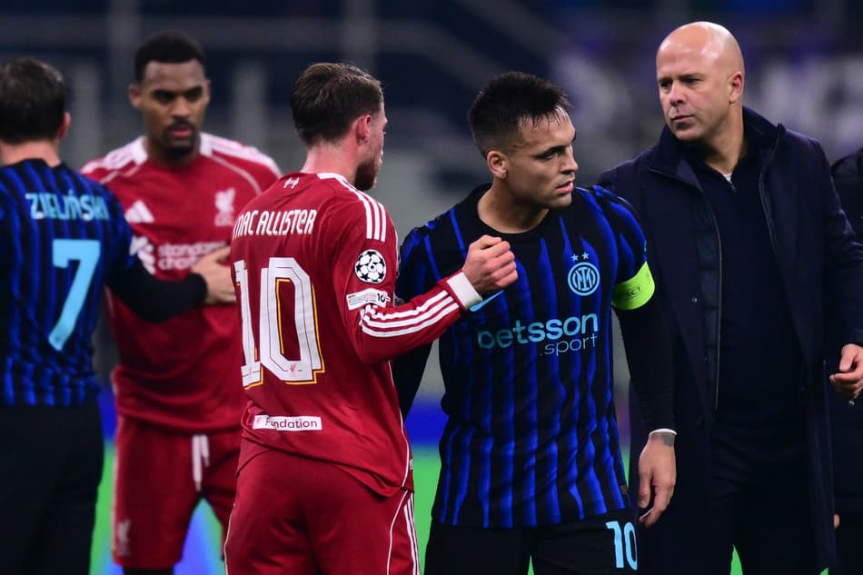 Mac Allister cumprimentado Lautaro Martínez