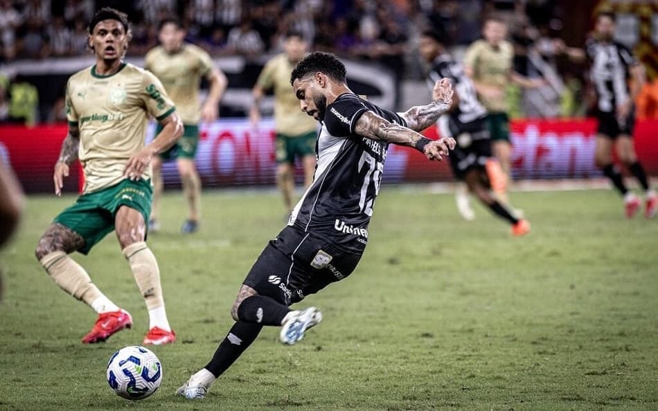 Matheus Bahia, lateral-esquerdo do Ceará, em ação pelo clube (Foto: Gabriel Silva/Ceará SC)