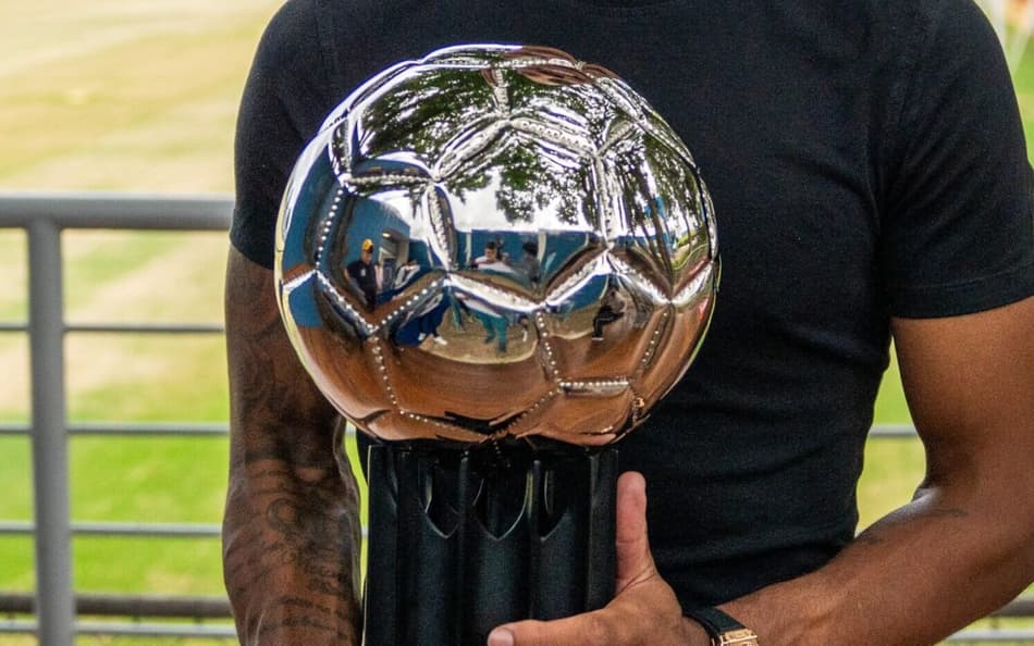 Matheus Pereira com a Bola de Prata