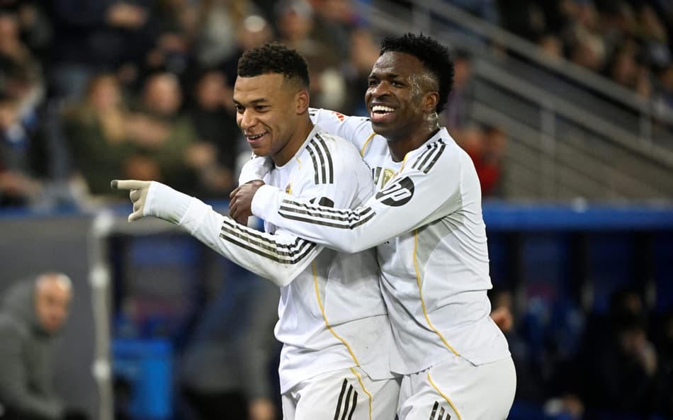 Mbappé e Vini Jr comemoram gol do Real Madrid contra o Alavés