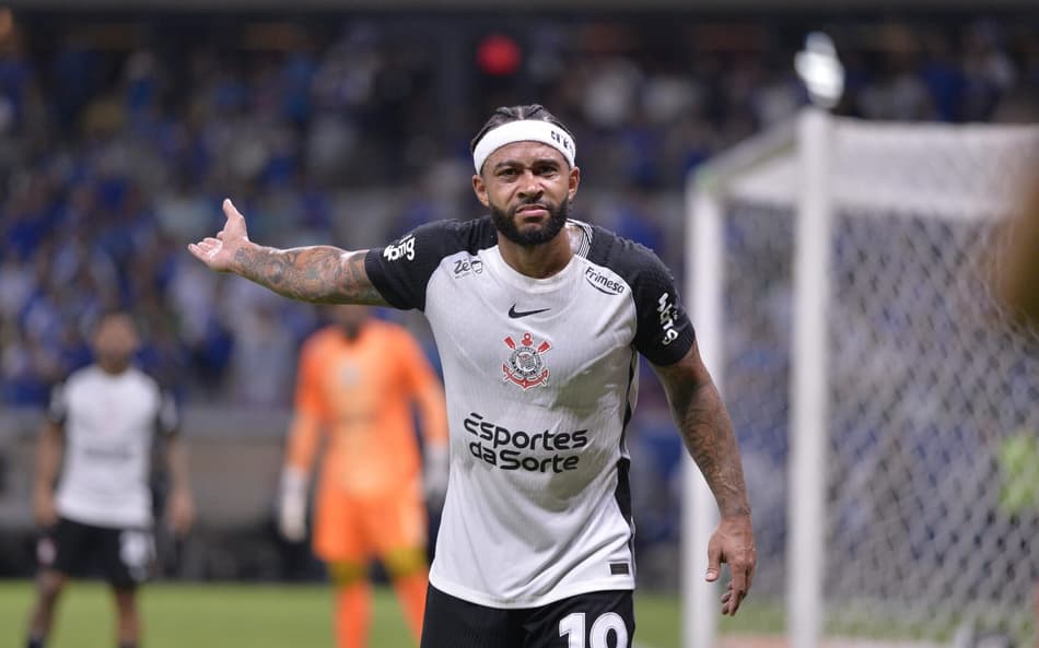 Memphis Dapay em Cruzeiro x Corinthians pela semifinal da Copa do Brasil