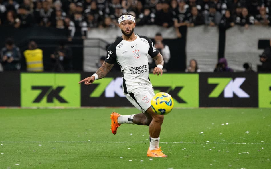 Atitude de Memphis em Corinthians x Vasco chama atenção: 'Não gostou'