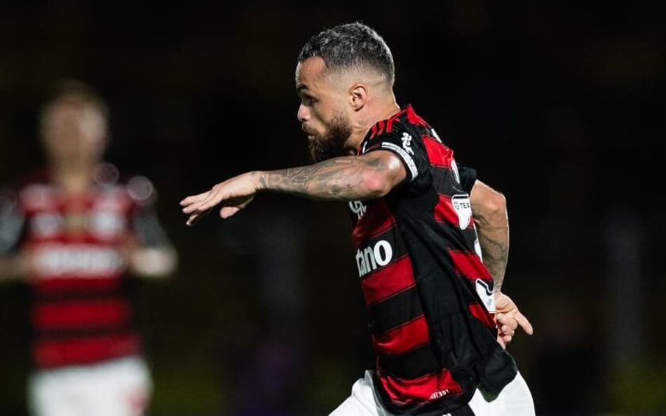 Michael deixa futuro no Flamengo em aberto: 'Estou aqui'