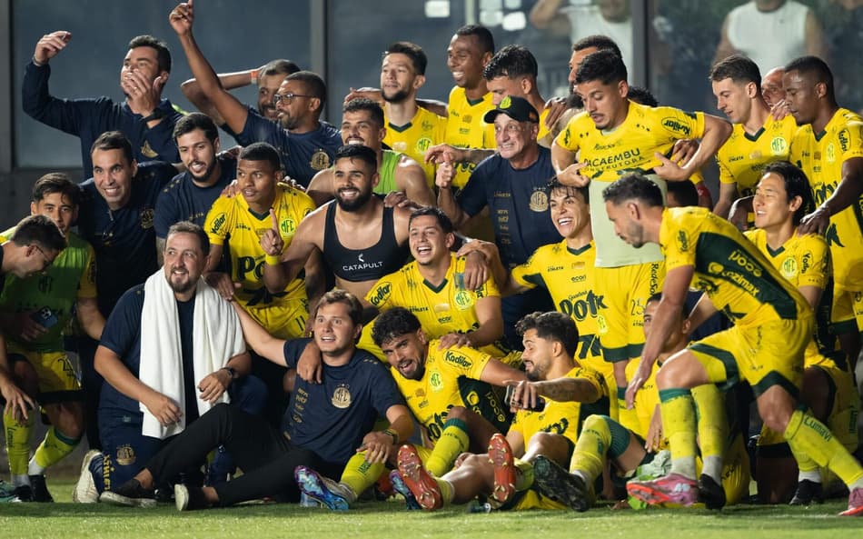 Jogadores do Mirassol comemoram apos partida contra o Vasco no estadio Sao Januario pelo campeonato Brasileiro A 2025.