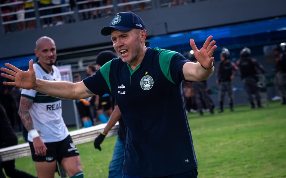 Troféu e acesso na Série B: conheça Mozart, novo técnico do Ceará