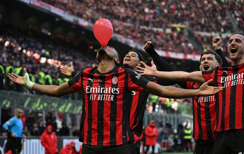 Nkunku celebra gol do Milan sobre o Verona, pelo Campeonato Italiano