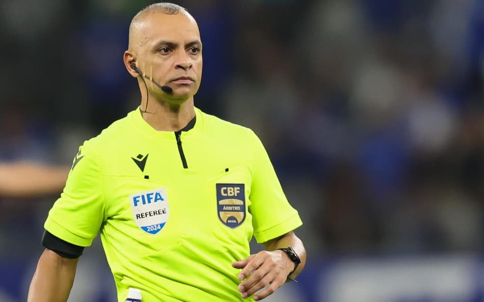 O arbitro Wilton Pereira Sampaio durante partida entre Cruzeiro e Flamengo no estadio Mineirao
