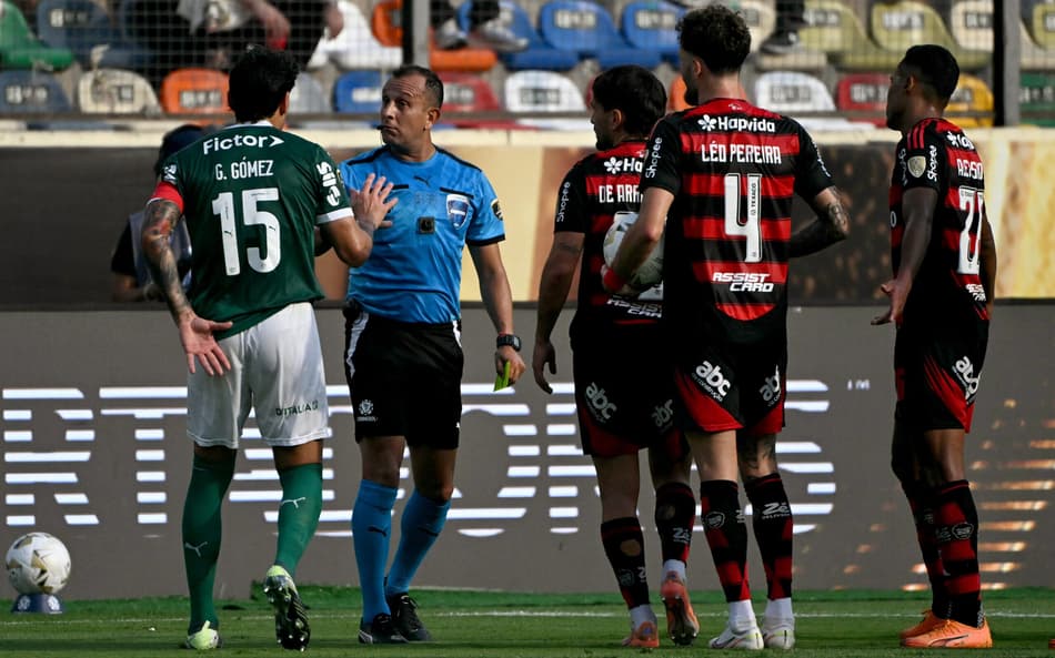 Árbitro Dario Herrera conversa com jogadores do Flamengo e do Palmeiras (Foto: Luis Acosta/AFP)