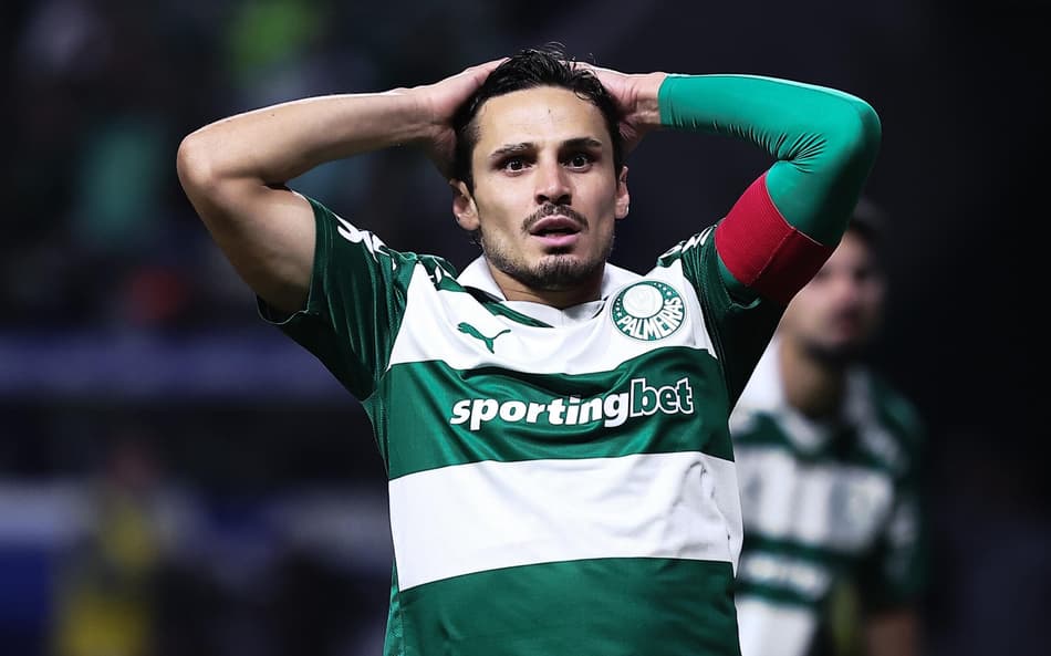 Raphael Veiga durante partida entre Palmeiras e Vitoria