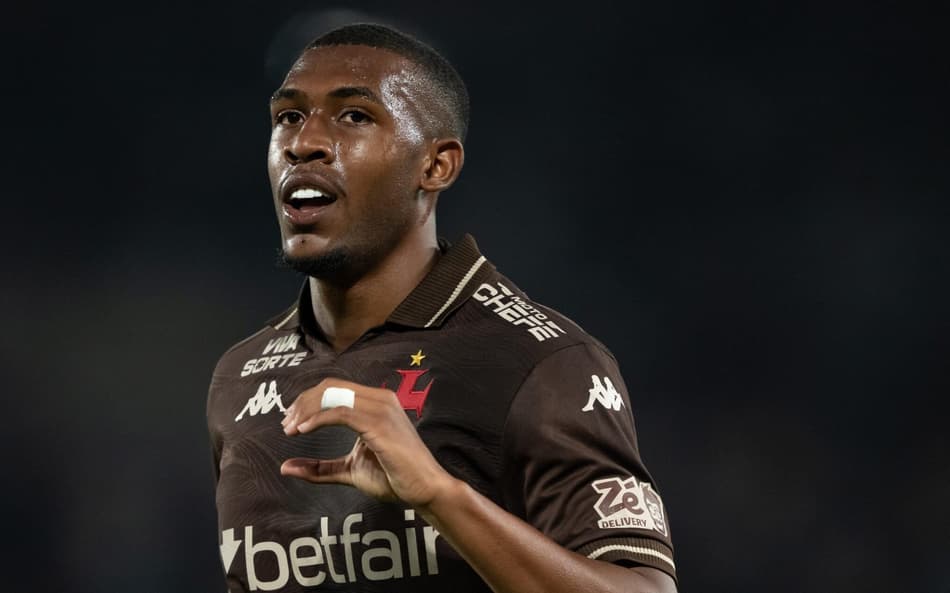 Rayan jogador do Vasco comemora seu gol durante partida contra o Fluminense