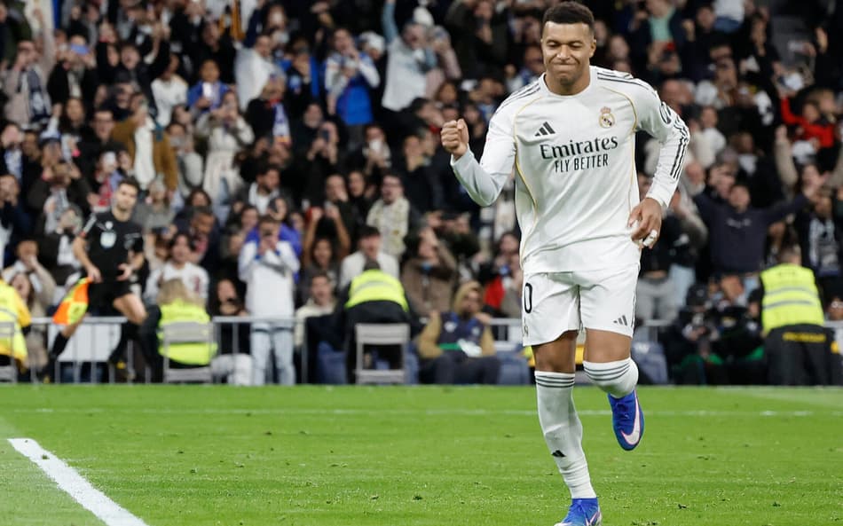 Com gols de Bellingham e Mbappé, o Real Madrid venceu o Sevilla por 2 a 1, por La Liga (Foto: Oscar DEL POZO / AFP)