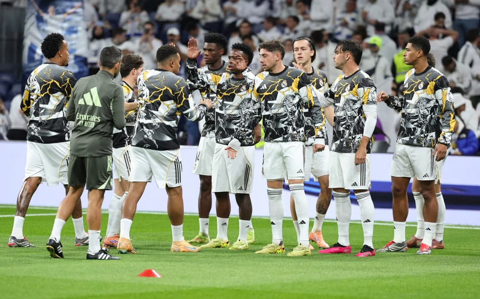 Equipe do Real Madrid durante aquecimento (Foto: Thomas COEX / AFP)