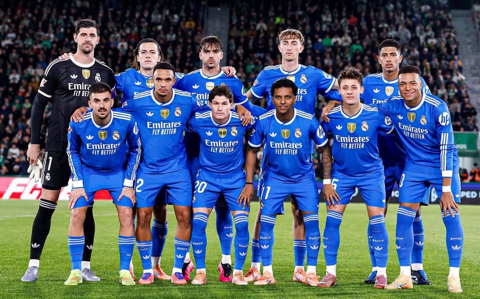 Time do Real Madrid reunido antes do empate por 2 a 2 com o Elche (Foto: Divulgação/Real Madrid)