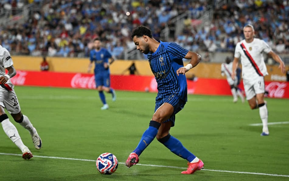 Renan Lodi, ex-jogador do Al-Hilal, contra o Manchester City no Mundial de Clubes (Foto: Chandan Khanna / AFP)