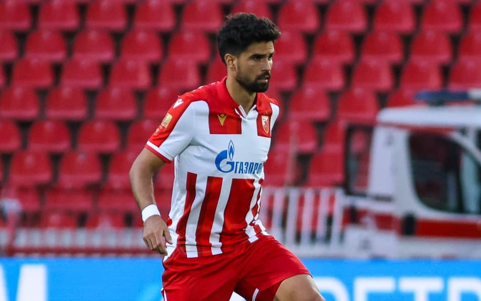 Rodrigão em ação pelo Estrela Vermelha (Foto: Divulgação)