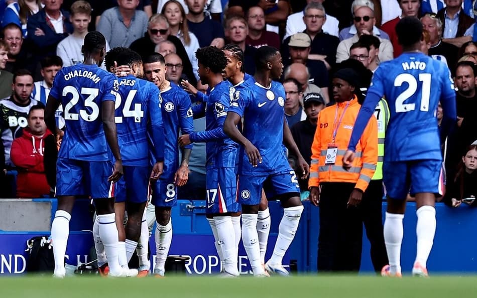 Jogadores do Chelsea comemoram gol de Enzo Fernández na Premier League (Foto: HENRY NICHOLLS / AFP)