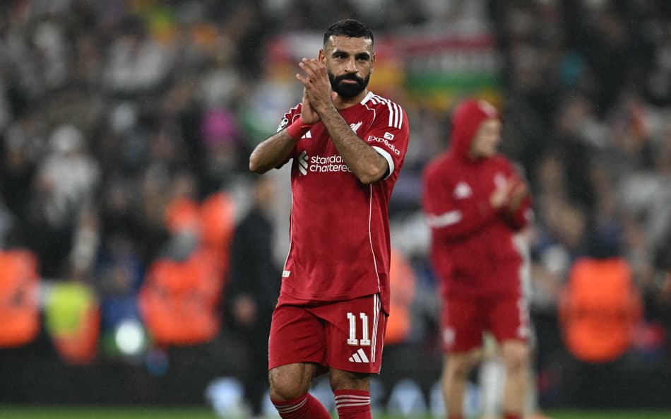 Salah aplaudindo após vitória do Liverpool sobre o Real Madrid (Foto: Paul ELLIS / AFP)