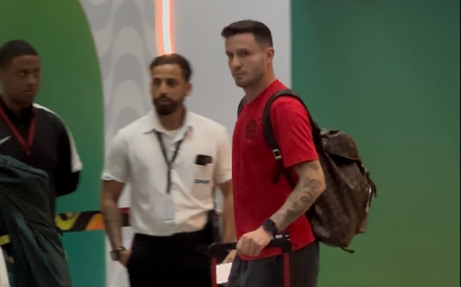 Saúl, do Flamengo, desembarcando no Rio (Foto: Lucas Bayer/Lance!)
