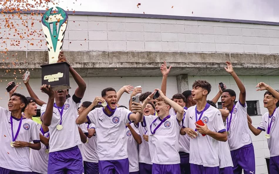 Atletas da base do Bahia comemoram título (Foto: Vinicius Torres)