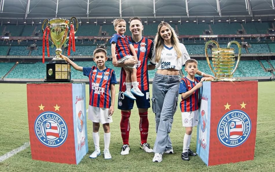 Arias reunido com a família na sua despedida da Arena Fonte Nova (Foto: redes sociais)