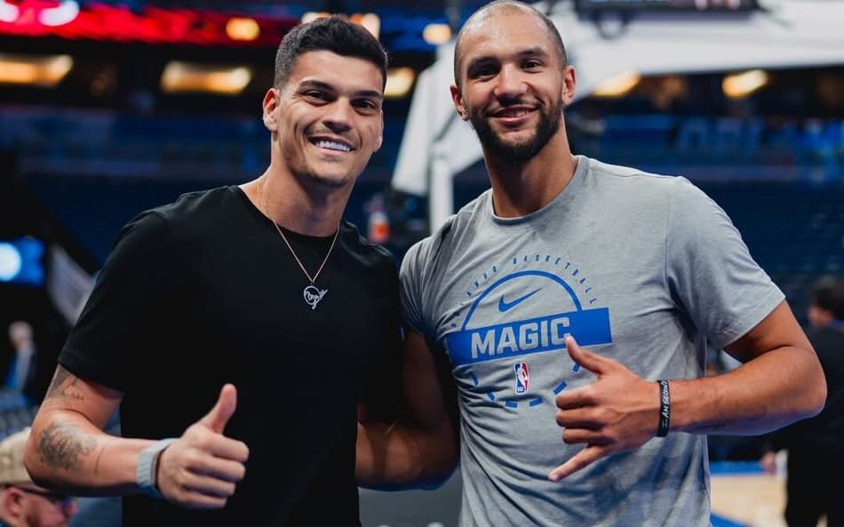 Gabriel Brazão ao lado do jogador da NBA Jalen Suggs, do Orlando Magic, dos Estados Unidos. (Foto: Divulgação/ Santos FC)