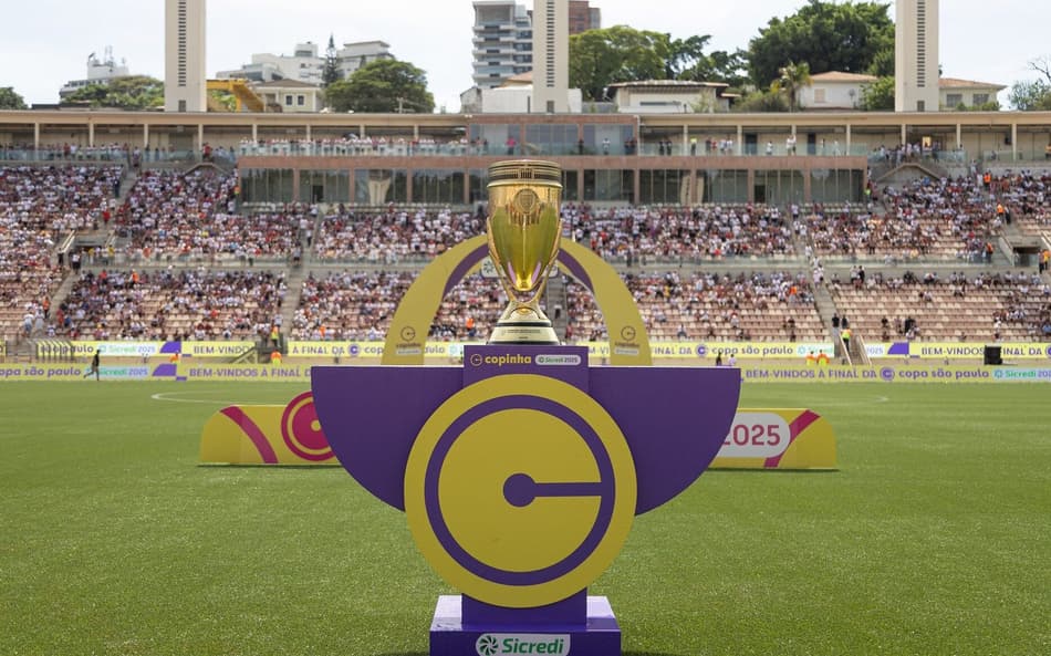 Taça da Copinha exposta antes da final de 2025 (Foto: Recebe Reis/Agência Paulistão)