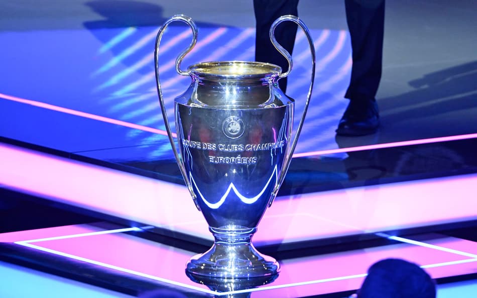 Taça da Champions League no sorteio dos confrontos pela Uefa