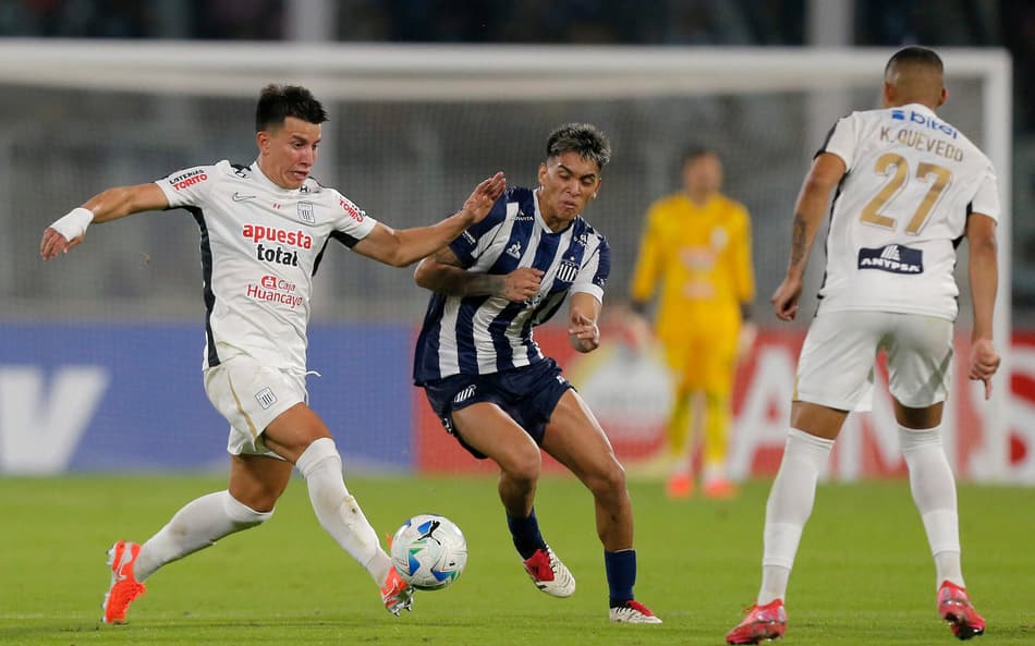 Fernando Gaibor, Alejandro Galarza e Kevin Quevedo em Talleres x Alianza Lima, no estádio Mario Alberto Kempes (foto: Diego Lima / AFP)