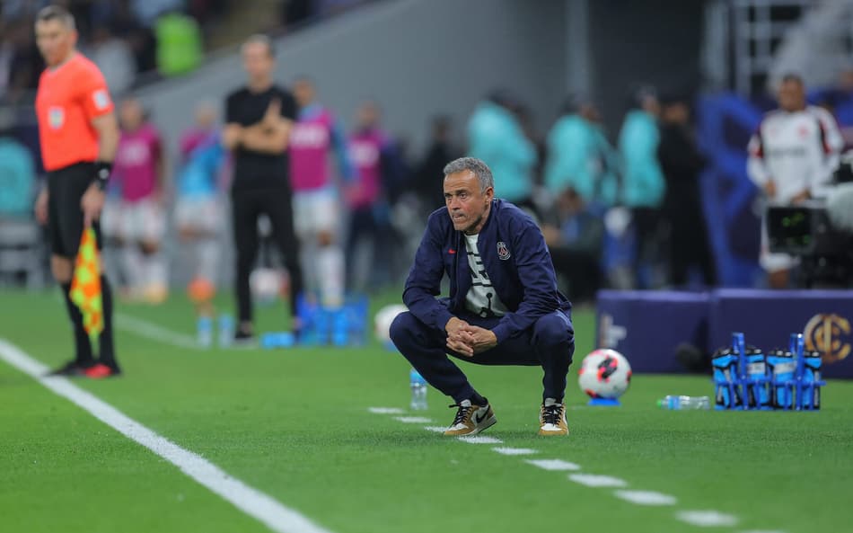 Técnico do PSG, Luis Enrique observa jogo contra o Flamengo, no Mundial
