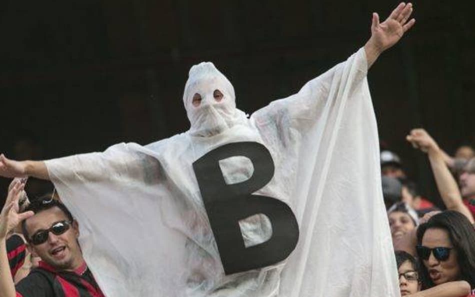 Torcedor fantasiado de 'fantasma do rebaixamento' no Brasileirão